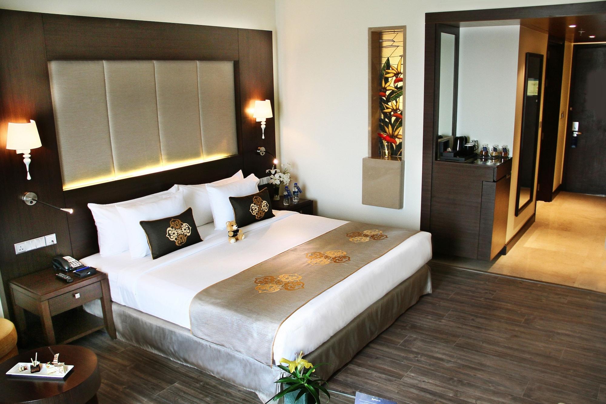 Radisson Blu Plaza Hotel Maisur Dış mekan fotoğraf A room at the hotel